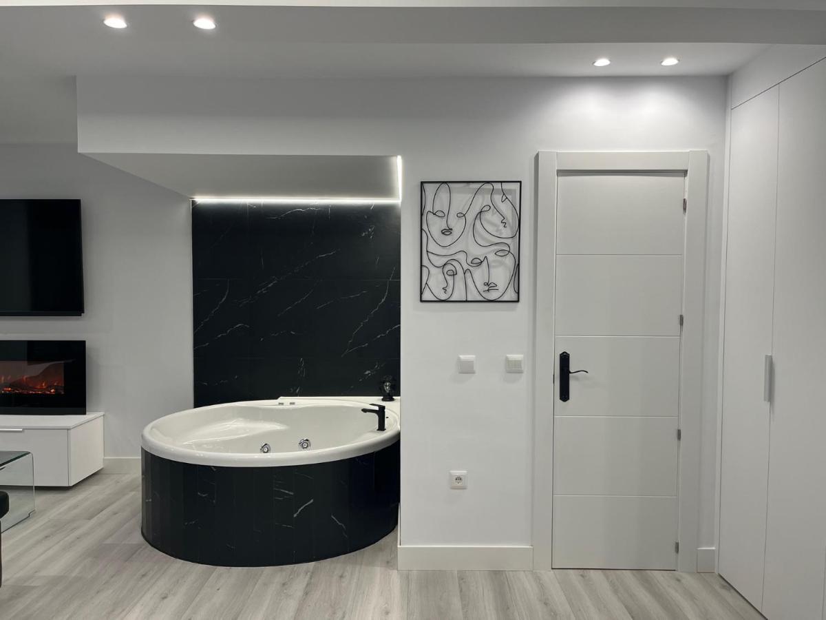 Black And White Suite "La Marinera" Castro Urdiales Exterior photo
